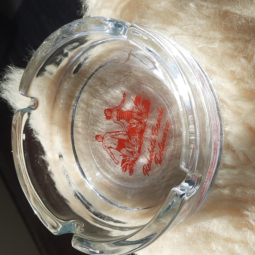 Vintage Clear Glass Advertisement Ashtray with 60s man & woman in beachwear - Picture 2 of 4